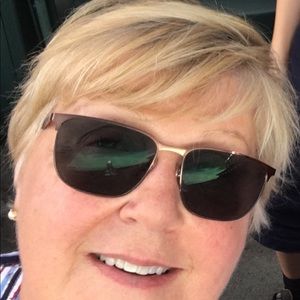 Meet your Posher, Angela